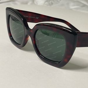 Pre owned authentic balenciaga sunglasses., excellent conditions